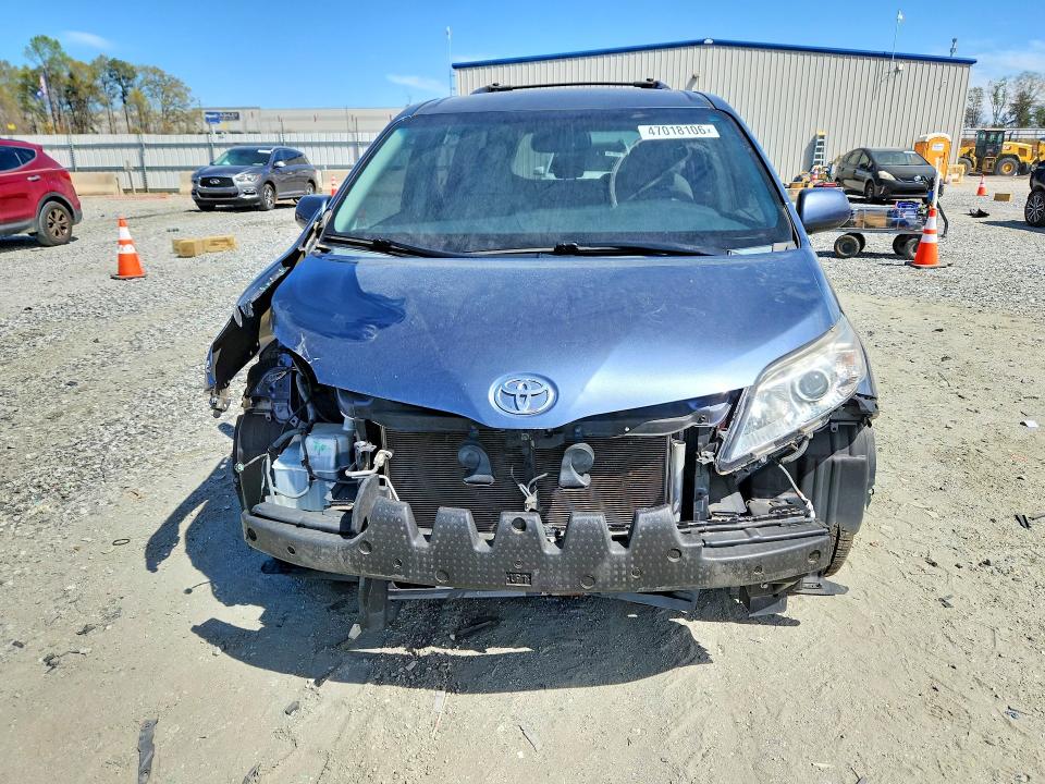 2015 Toyota Sienna მანქანა იყიდება აუქციონზე, vin: 5TDKK3DC8FS583559, აუქციონის ნომერი: 47018106
