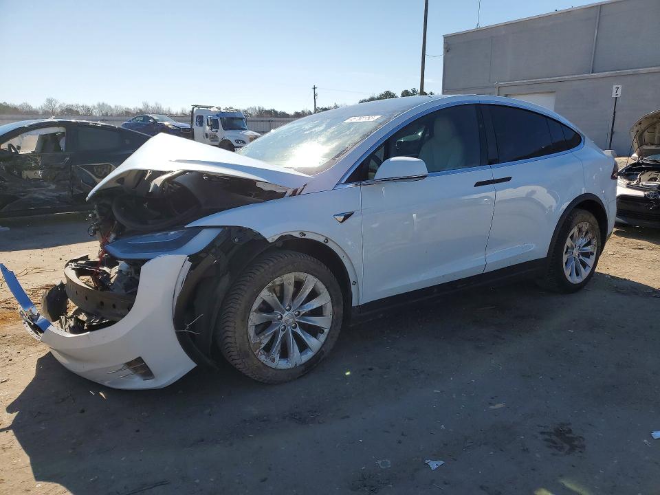 46702756 :رقم المزاد ، 5YJXCBE28MF321643 vin ، 2021 Tesla Model X مزاد بيع