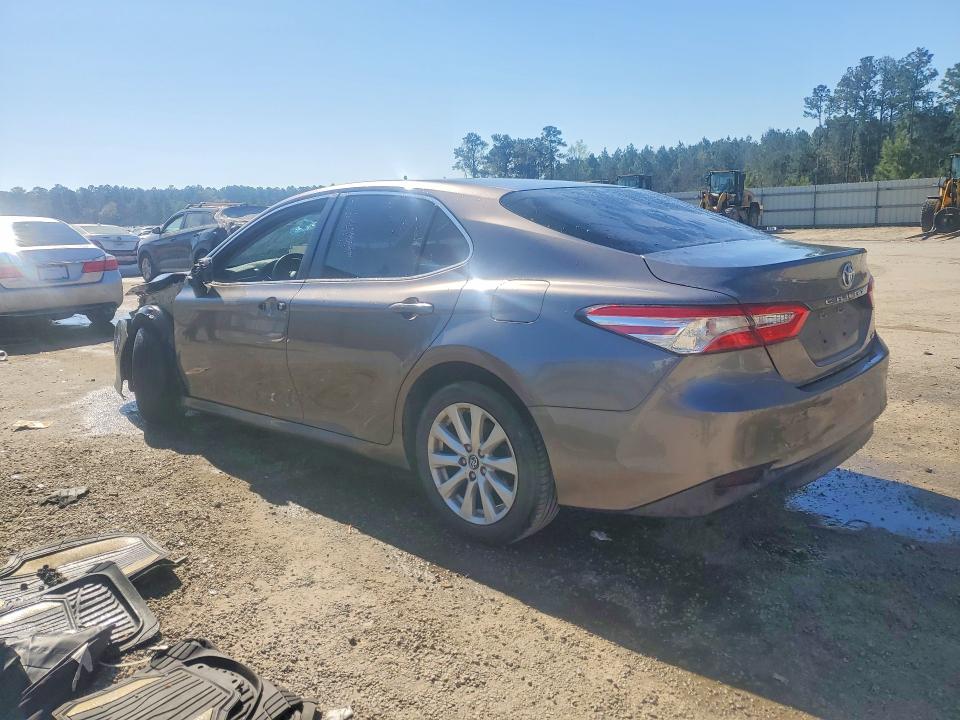 46679606 :رقم المزاد ، 4T1B11HK1JU627409 vin ، 2018 Toyota Camry مزاد بيع