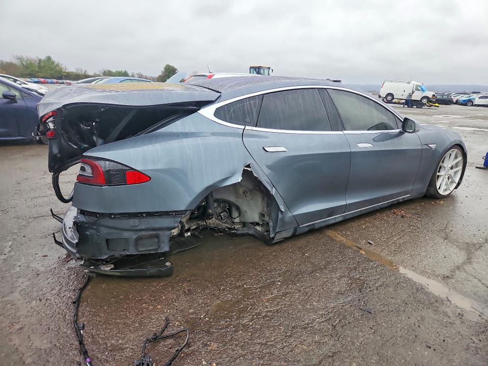 2013 Tesla Model S მანქანა იყიდება აუქციონზე, vin: 5YJSA1CN4DFP20802, აუქციონის ნომერი: 46947216