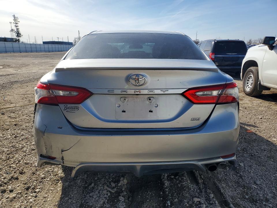 46846026 :رقم المزاد ، 4T1B11HK8JU516033 vin ، 2018 Toyota Camry مزاد بيع