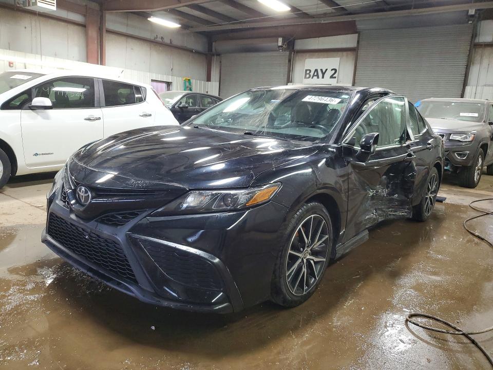 47296436 :رقم المزاد ، 4T1G11AK1MU430244 vin ، 2021 Toyota Camry مزاد بيع