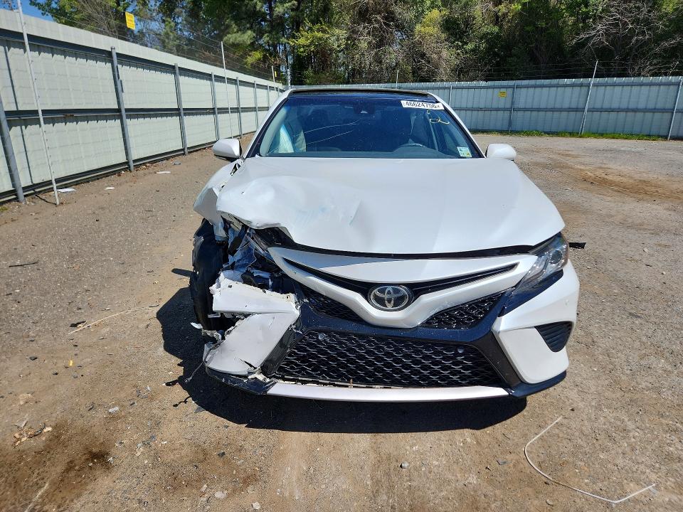 46624756 :رقم المزاد ، 4T1B61HK4JU137435 vin ، 2018 Toyota Camry مزاد بيع
