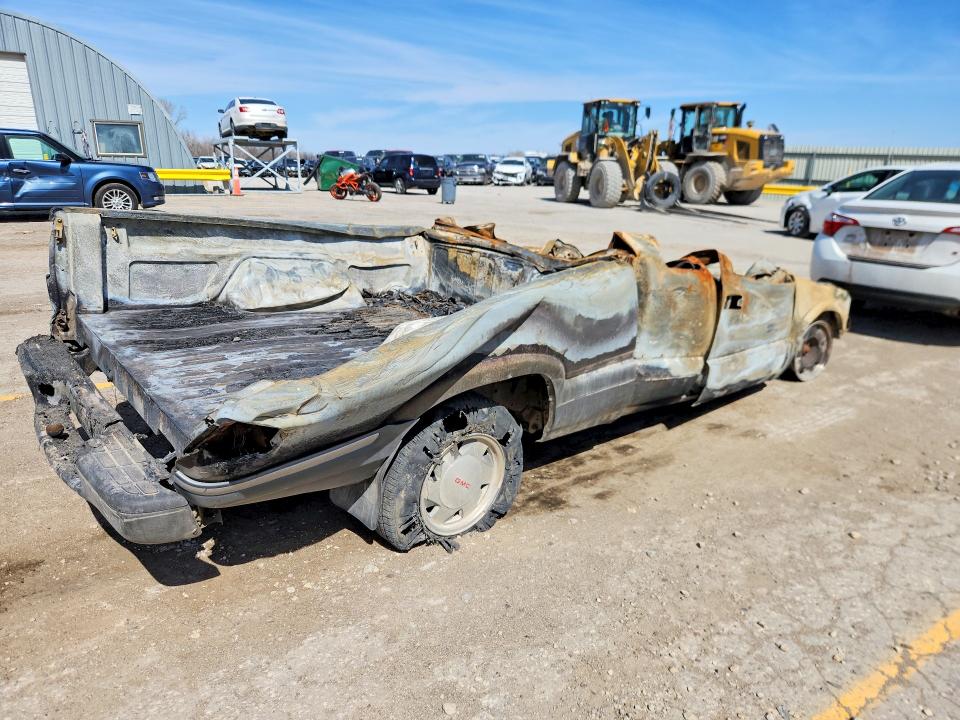 77131555 :رقم المزاد ، 1GTCS19W1Y8174113 vin ، 2000 Gmc Sonoma مزاد بيع
