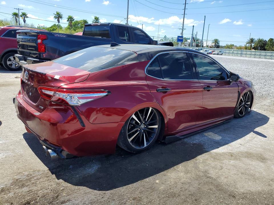 78777025 :رقم المزاد ، 4T1B61HK9JU502319 vin ، 2018 Toyota Camry مزاد بيع