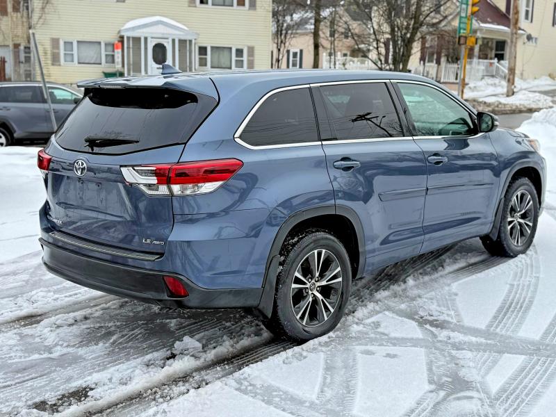 45568616 :رقم المزاد ، 5TDBZRFH5JS910676 vin ، 2018 Toyota Highlander مزاد بيع