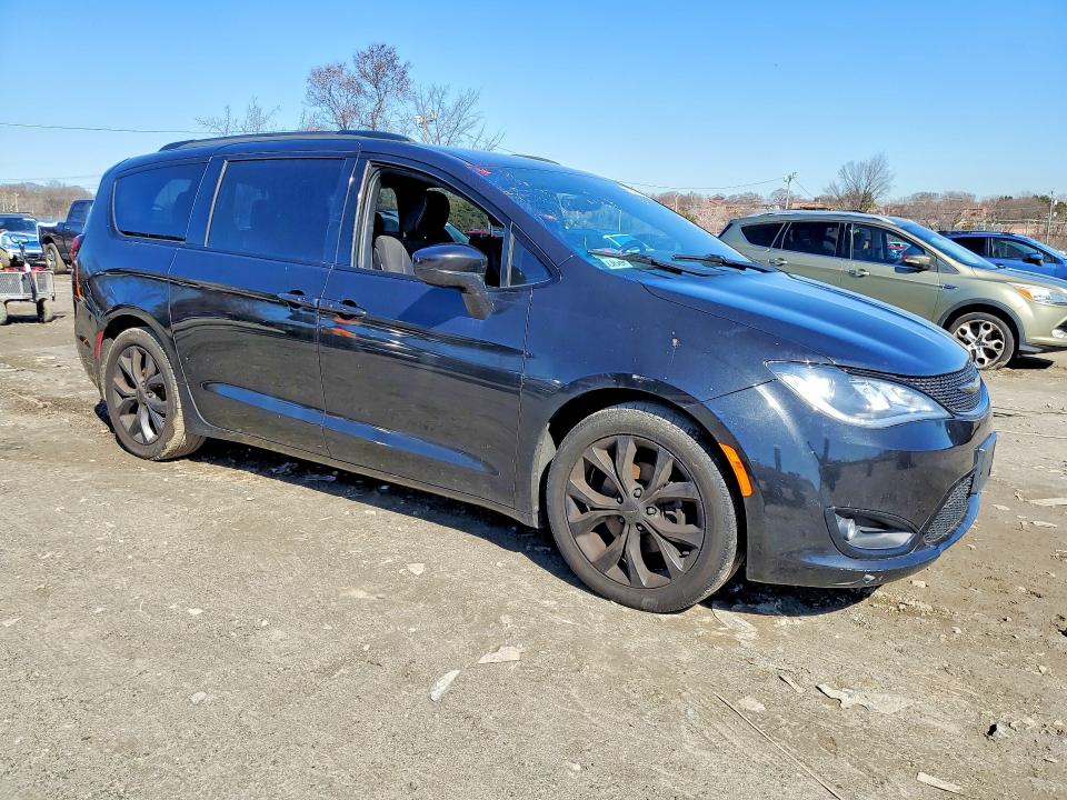 42077926 :رقم المزاد ، 2C4RC1FG3JR263390 vin ، 2018 Chrysler Pacifica مزاد بيع
