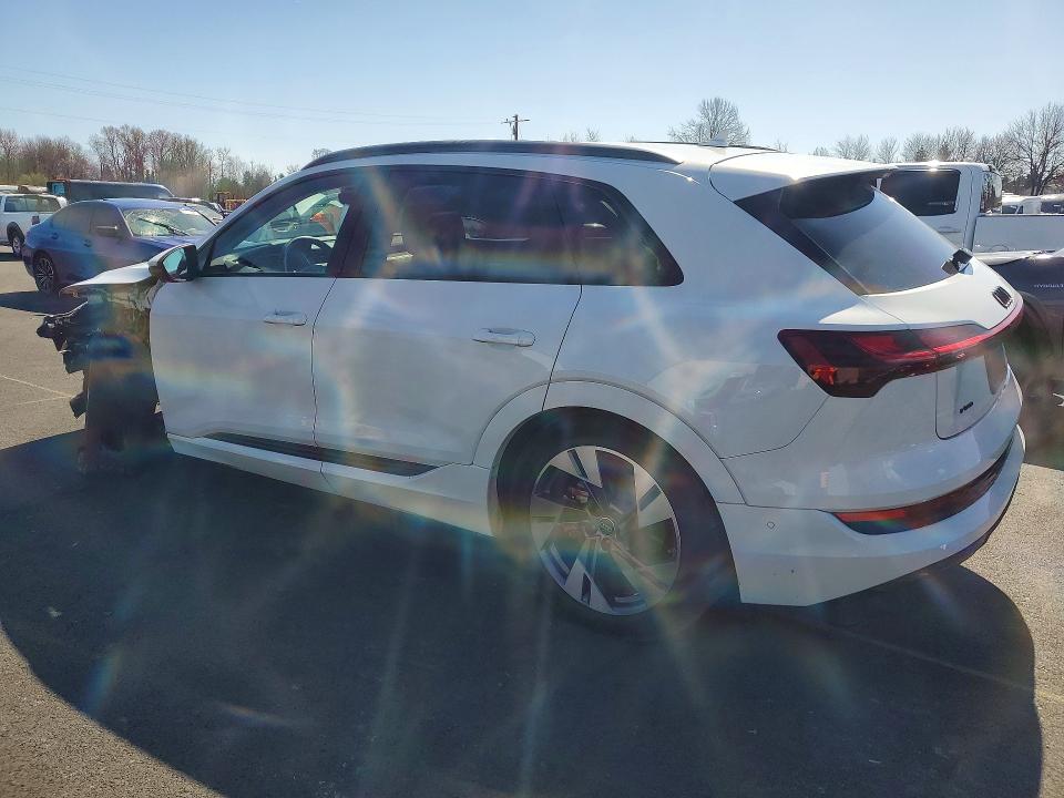 47777686 :رقم المزاد ، WA1AAAGE2NB043236 vin ، 2022 Audi E-tron مزاد بيع