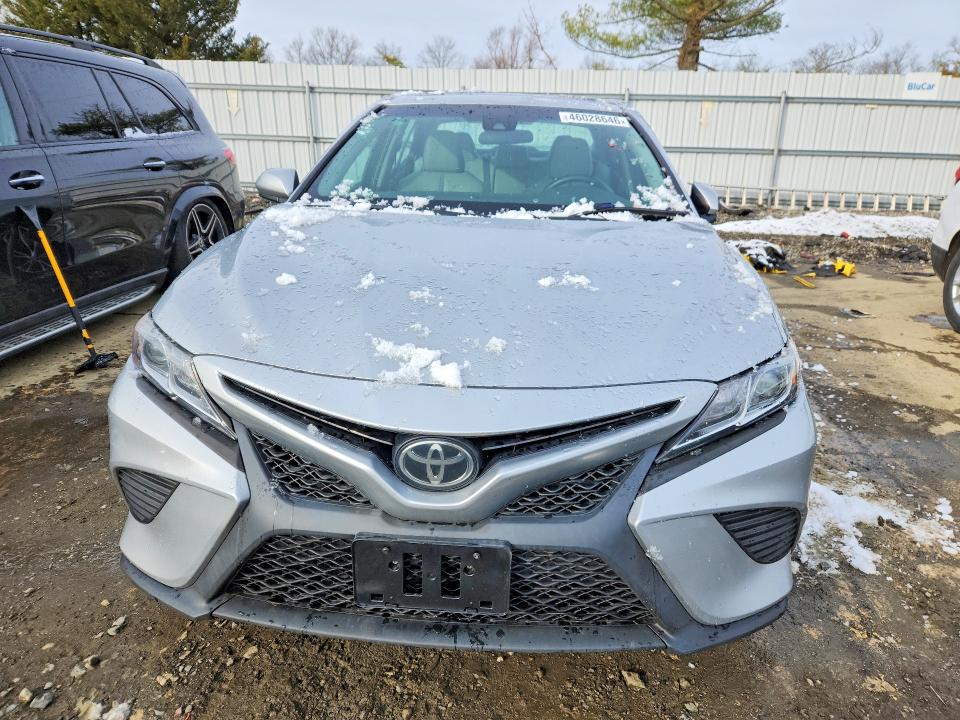 46028646 :رقم المزاد ، 4T1B11HK3JU650545 vin ، 2018 Toyota Camry مزاد بيع