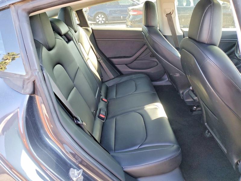 78447325 :رقم المزاد ، 5YJ3E1EA0JF010892 vin ، 2018 Tesla Model 3 مزاد بيع