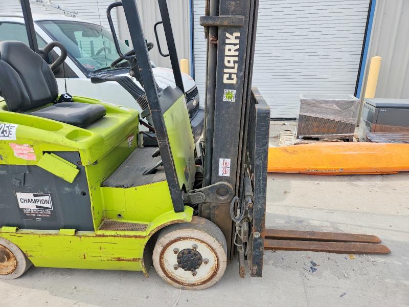 53296636 :رقم المزاد ، ECG35800696843F vin ، 1999 Clark Forklift Forklift مزاد بيع