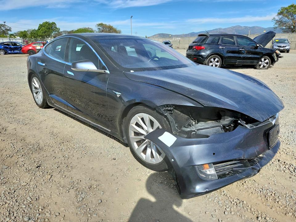46188746 :رقم المزاد ، 5YJSA1E23JF261860 vin ، 2018 Tesla Model S مزاد بيع