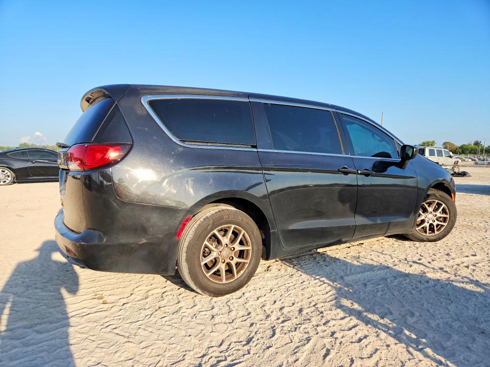 47798316 :رقم المزاد ، 2C4RC1CG4HR553720 vin ، 2017 Chrysler Pacifica مزاد بيع
