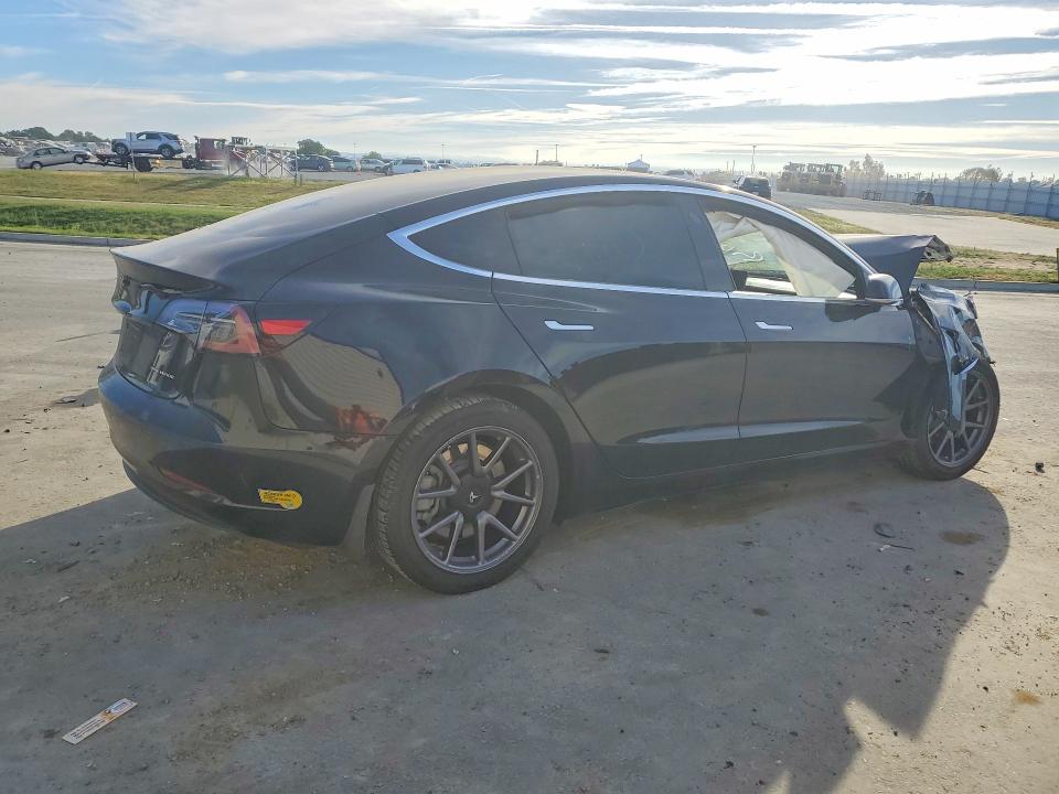 47627886 :رقم المزاد ، 5YJ3E1EB6JF178643 vin ، 2018 Tesla Model 3 مزاد بيع