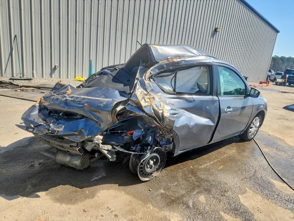 47034986 :رقم المزاد ، 3N1CN7AP8KL863690 vin ، 2019 Nissan Versa مزاد بيع