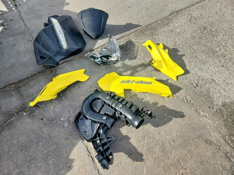 79783935 :رقم المزاد ، 2BPSCFHC7HV000376 vin ، 2017 Ski-doo Summit Sp Etech 850 مزاد بيع