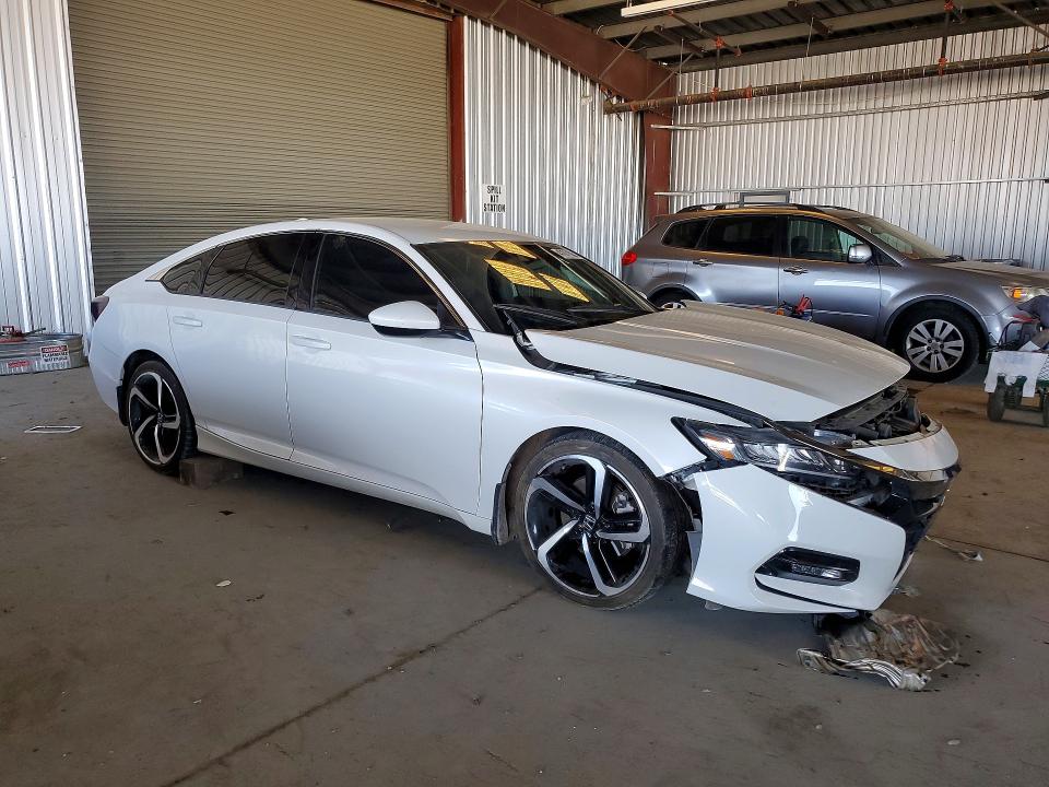 47011036 :رقم المزاد ، 1HGCV1F37JA157057 vin ، 2018 Honda Accord مزاد بيع