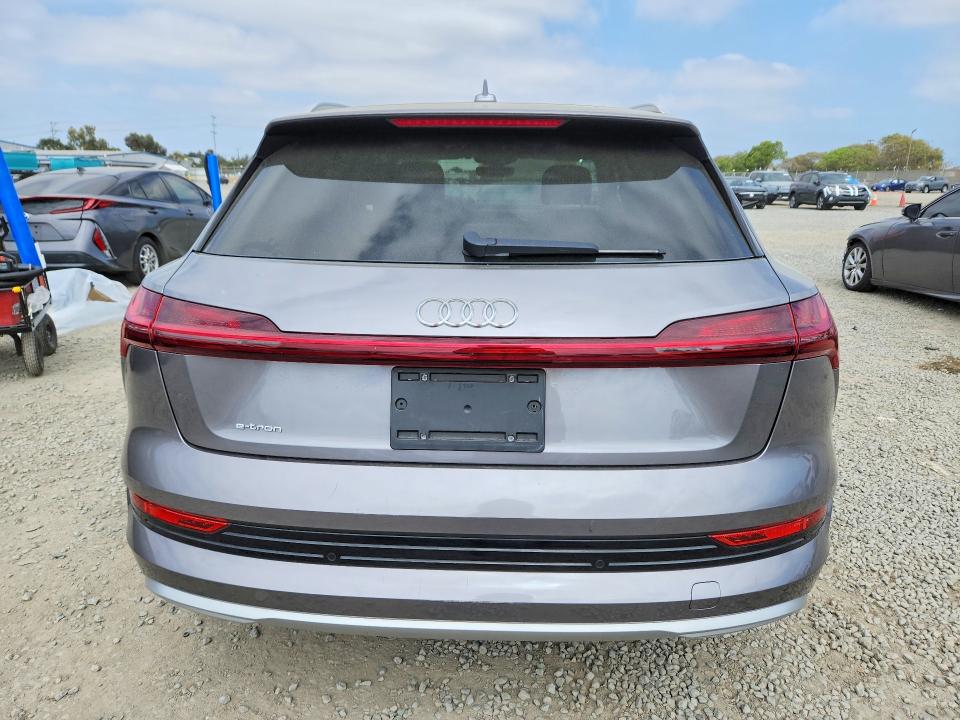 Продажа на аукционе авто 2019 Audi E-tron, vin: WA1LAAGE7KB024475, номер лота: 79378085