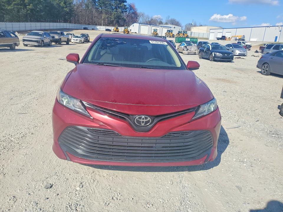 41787296 :رقم المزاد ، 4T1B11HK2JU535550 vin ، 2018 Toyota Camry مزاد بيع