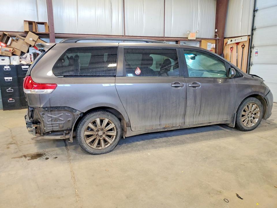 79624065 :رقم المزاد ، 5TDJK3DC3BS022630 vin ، 2011 Toyota Sienna مزاد بيع