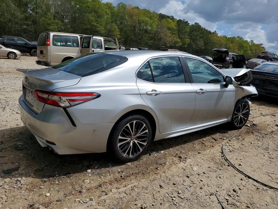 48111126 :رقم المزاد ، 4T1B11HK8JU595171 vin ، 2018 Toyota Camry مزاد بيع