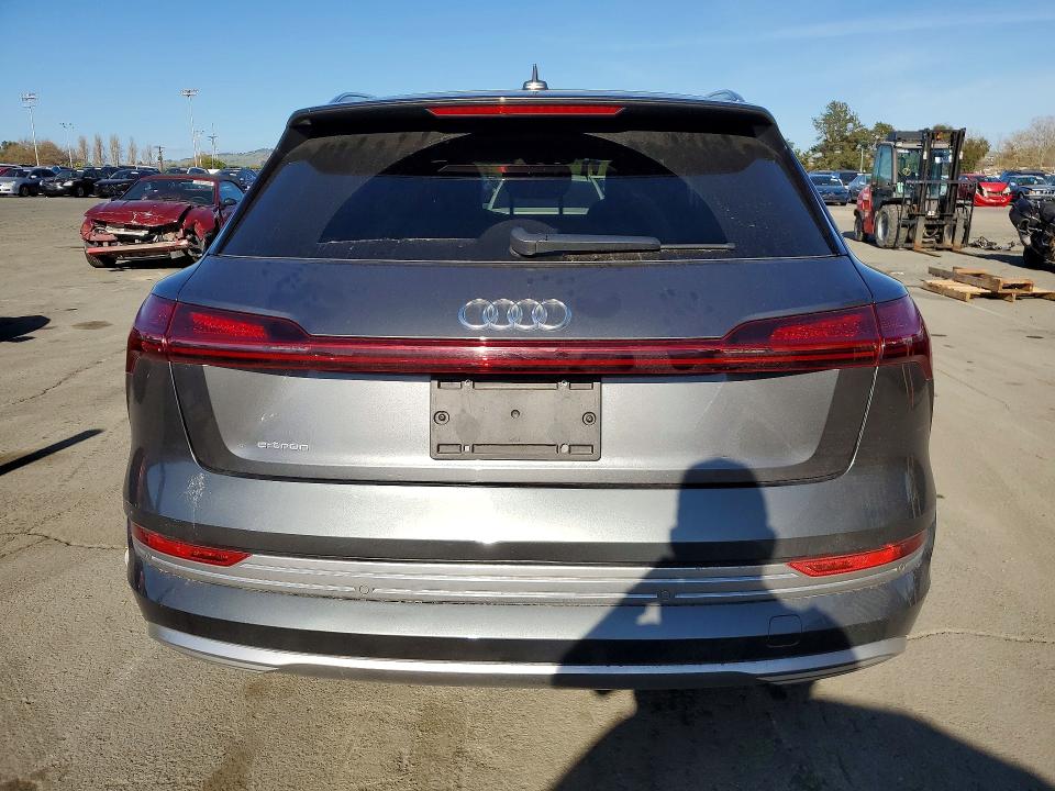 Продажа на аукционе авто 2019 Audi E-tron, vin: WA1VAAGE9KB007122, номер лота: 45661376