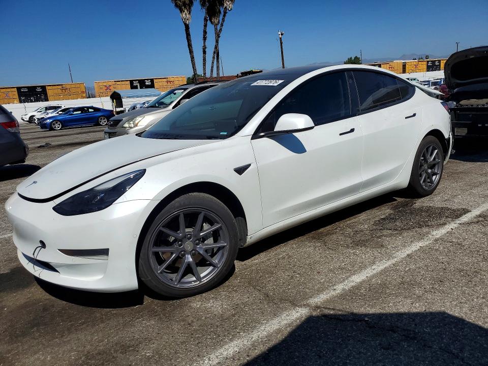 41772876 :رقم المزاد ، 5YJ3E1EA5NF336273 vin ، 2022 Tesla Model 3 مزاد بيع