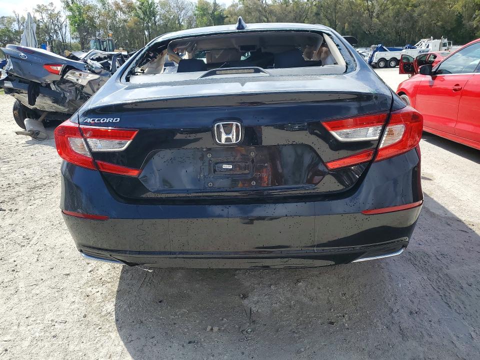 42016436 :رقم المزاد ، 1HGCV1F18JA216518 vin ، 2018 Honda Accord مزاد بيع