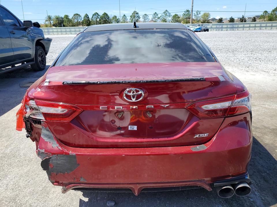 78777025 :رقم المزاد ، 4T1B61HK9JU502319 vin ، 2018 Toyota Camry مزاد بيع