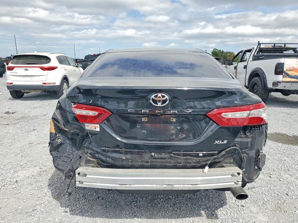 45548166 :رقم المزاد ، 4T1B11HK9JU034820 vin ، 2018 Toyota Camry مزاد بيع
