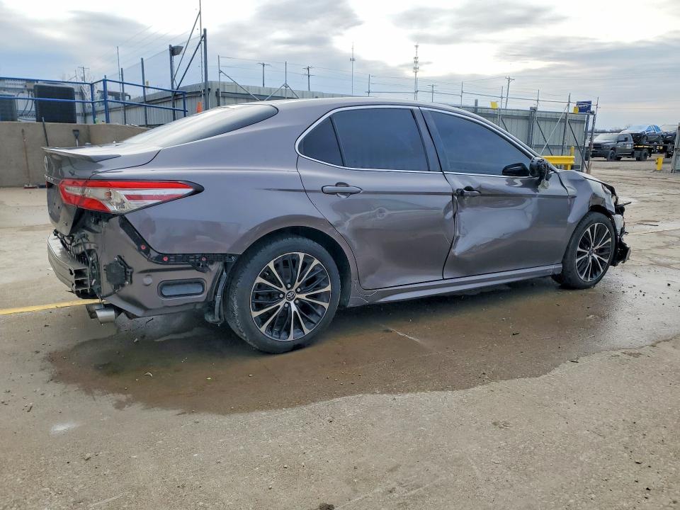 46358276 :رقم المزاد ، 4T1B11HK2JU141840 vin ، 2018 Toyota Camry مزاد بيع
