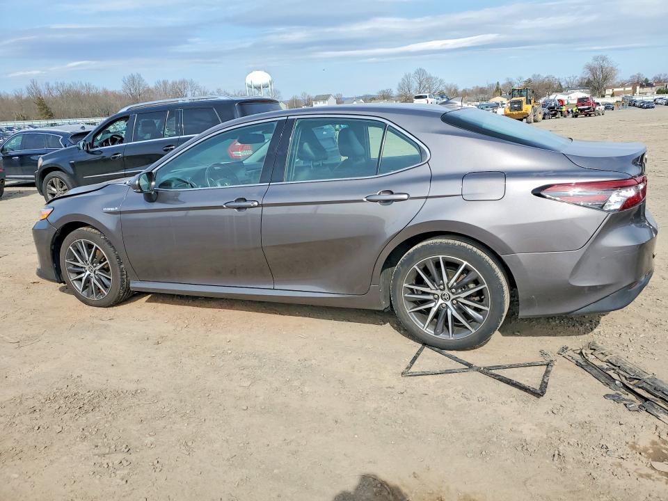 47260796 :رقم المزاد ، 4T1F31AK2MU020090 vin ، 2021 Toyota Camry Hybrid مزاد بيع