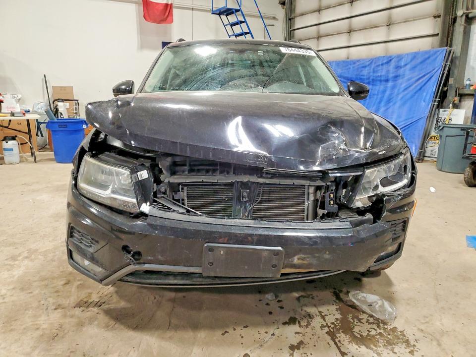 76444335 :رقم المزاد ، 3VV2B7AX1JM198529 vin ، 2018 Volkswagen Tiguan مزاد بيع