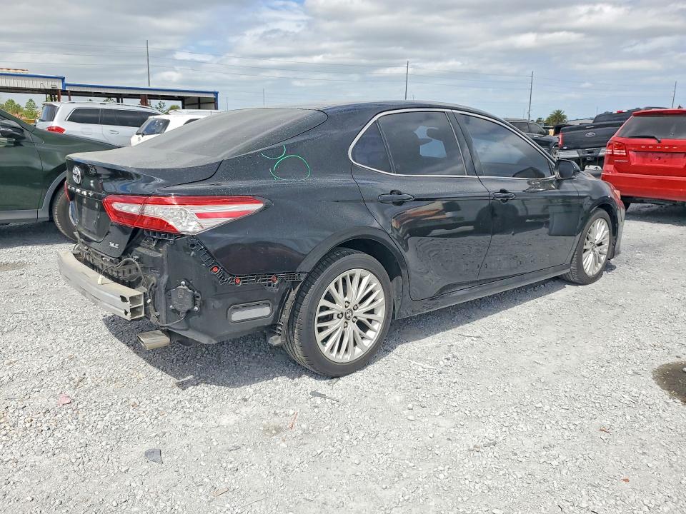 45548166 :رقم المزاد ، 4T1B11HK9JU034820 vin ، 2018 Toyota Camry مزاد بيع