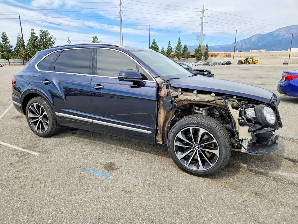 2018 Bentley Bentayga მანქანა იყიდება აუქციონზე, vin: SJAAC2ZV8JC021752, აუქციონის ნომერი: 41730566
