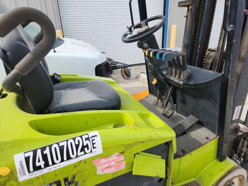 53296636 :رقم المزاد ، ECG35800696843F vin ، 1999 Clark Forklift Forklift مزاد بيع
