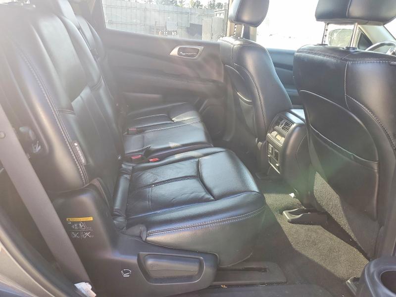 47693856 :رقم المزاد ، 5N1DR2MN5JC615227 vin ، 2018 Nissan Pathfinder مزاد بيع