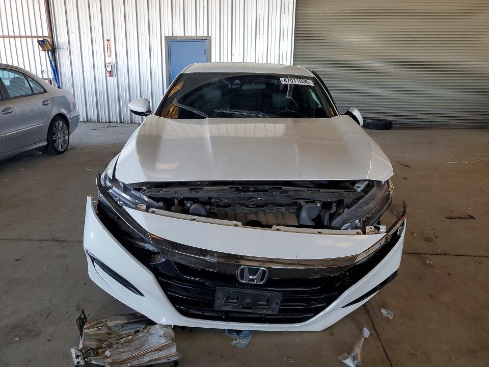 47011036 :رقم المزاد ، 1HGCV1F37JA157057 vin ، 2018 Honda Accord مزاد بيع