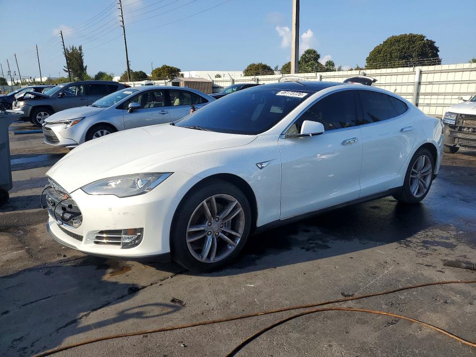 46173726 :رقم المزاد ، 5YJSA1H17EFP53316 vin ، 2014 Tesla Model S مزاد بيع