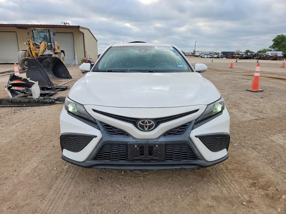 47919096 :رقم المزاد ، 4T1T11AK4MU526223 vin ، 2021 Toyota Camry مزاد بيع