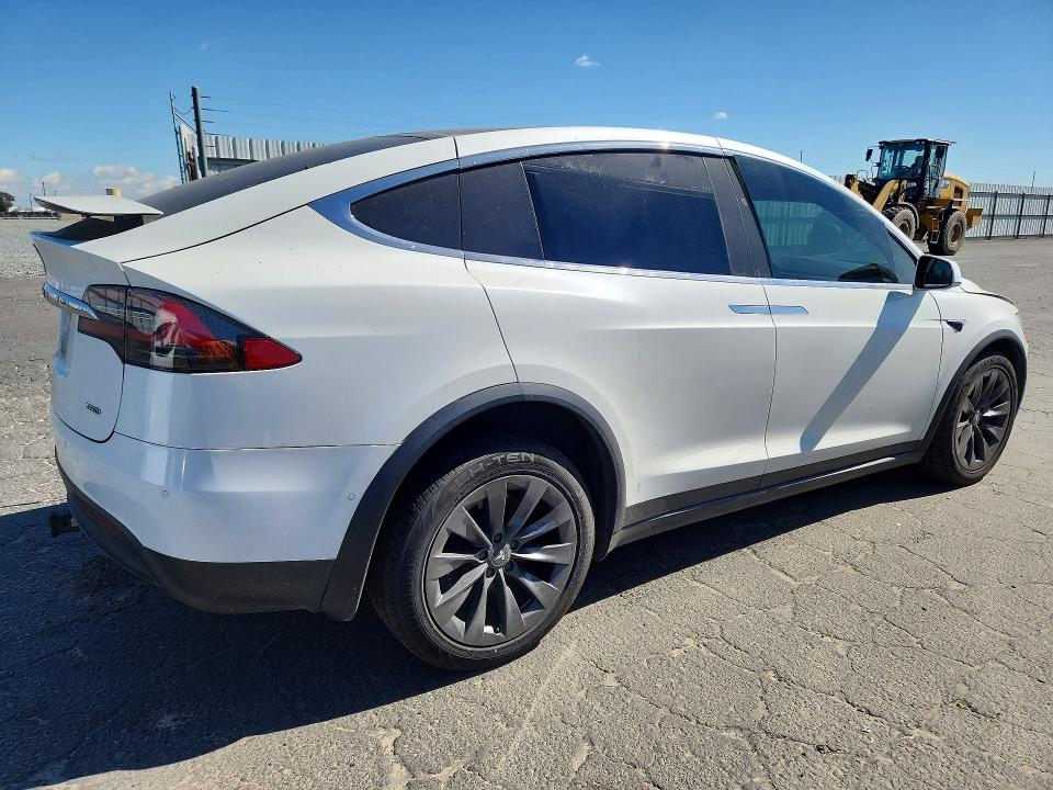 41584866 :رقم المزاد ، 5YJXCBE28HF061203 vin ، 2017 Tesla Model X مزاد بيع