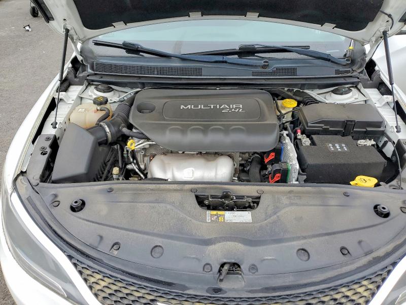 47042746 :رقم المزاد ، 1C3CCCAB4FN548928 vin ، 2015 Chrysler 200 مزاد بيع