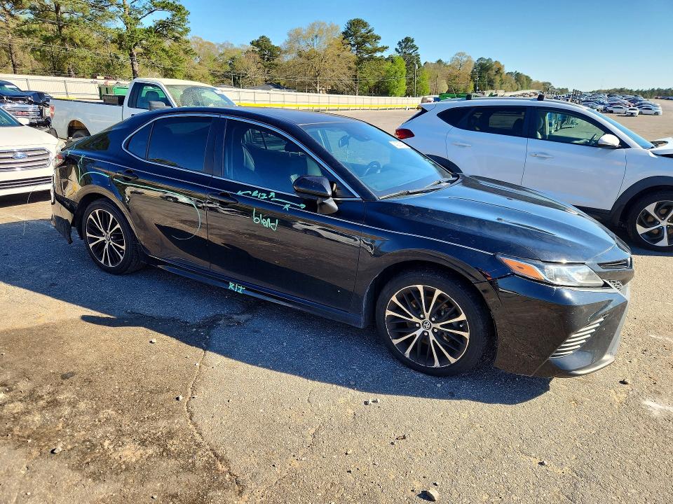 2018 Toyota Camry მანქანა იყიდება აუქციონზე, vin: 4T1B11HK7JU561884, აუქციონის ნომერი: 42074166