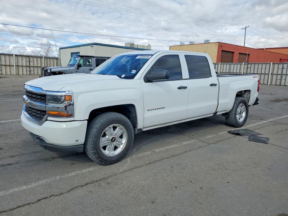 42009556 :رقم المزاد ، 3GCUKNECXJG540495 vin ، 2018 Chevrolet Silverado مزاد بيع