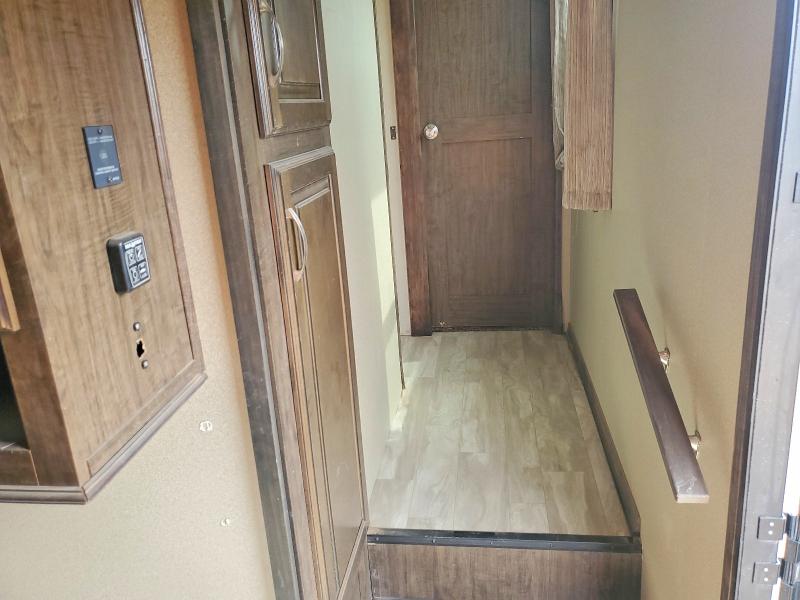 2017 Grand Design Solitude მანქანა იყიდება აუქციონზე, vin: 573FS4229H1107086, აუქციონის ნომერი: 47450756