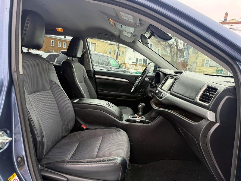 45568616 :رقم المزاد ، 5TDBZRFH5JS910676 vin ، 2018 Toyota Highlander مزاد بيع