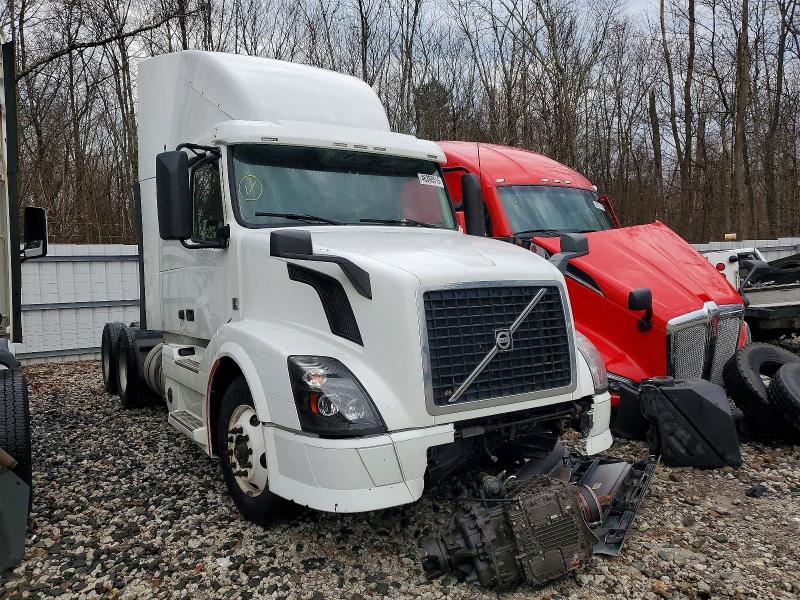 2015 Volvo Vn მანქანა იყიდება აუქციონზე, vin: 4V4NC9DG2FN921371, აუქციონის ნომერი: 46308516