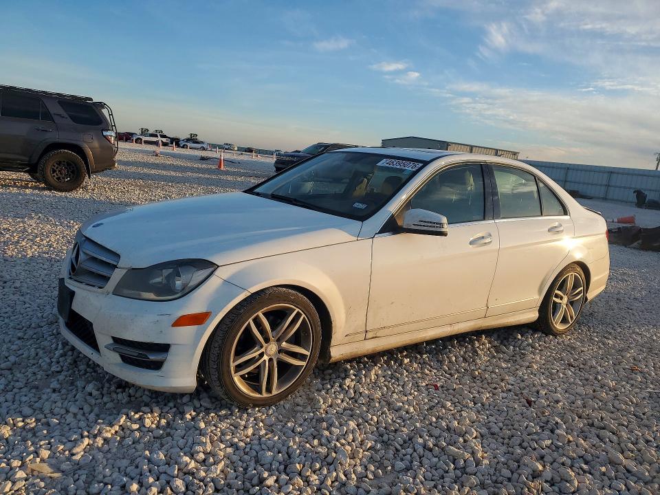 Продажа на аукционе авто 2013 Mercedes-benz C, vin: WDDGF4HB6DR263546, номер лота: 46395076