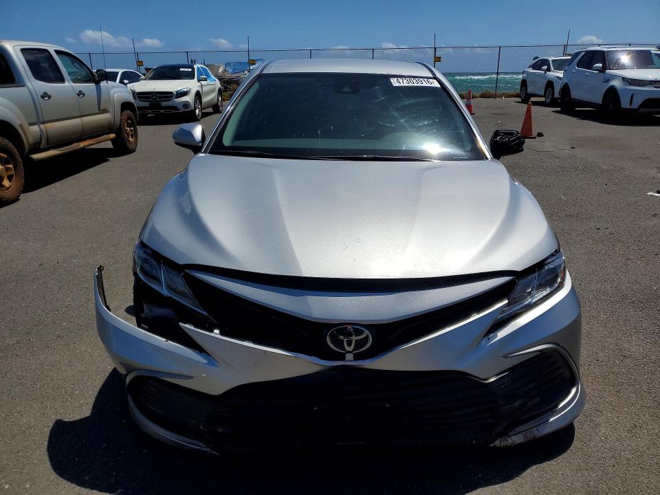 47303916 :رقم المزاد ، 4T1C11AK7NU027725 vin ، 2022 Toyota Camry مزاد بيع