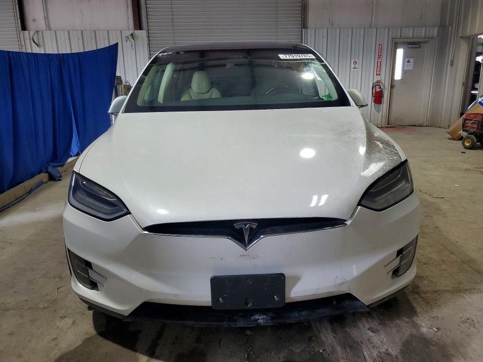 77919785 :رقم المزاد ، 5YJXCDE29HF043692 vin ، 2017 Tesla Model X مزاد بيع